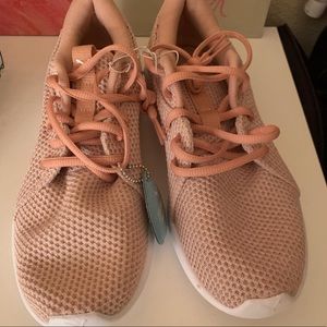 New size 8 puma shoes with tags